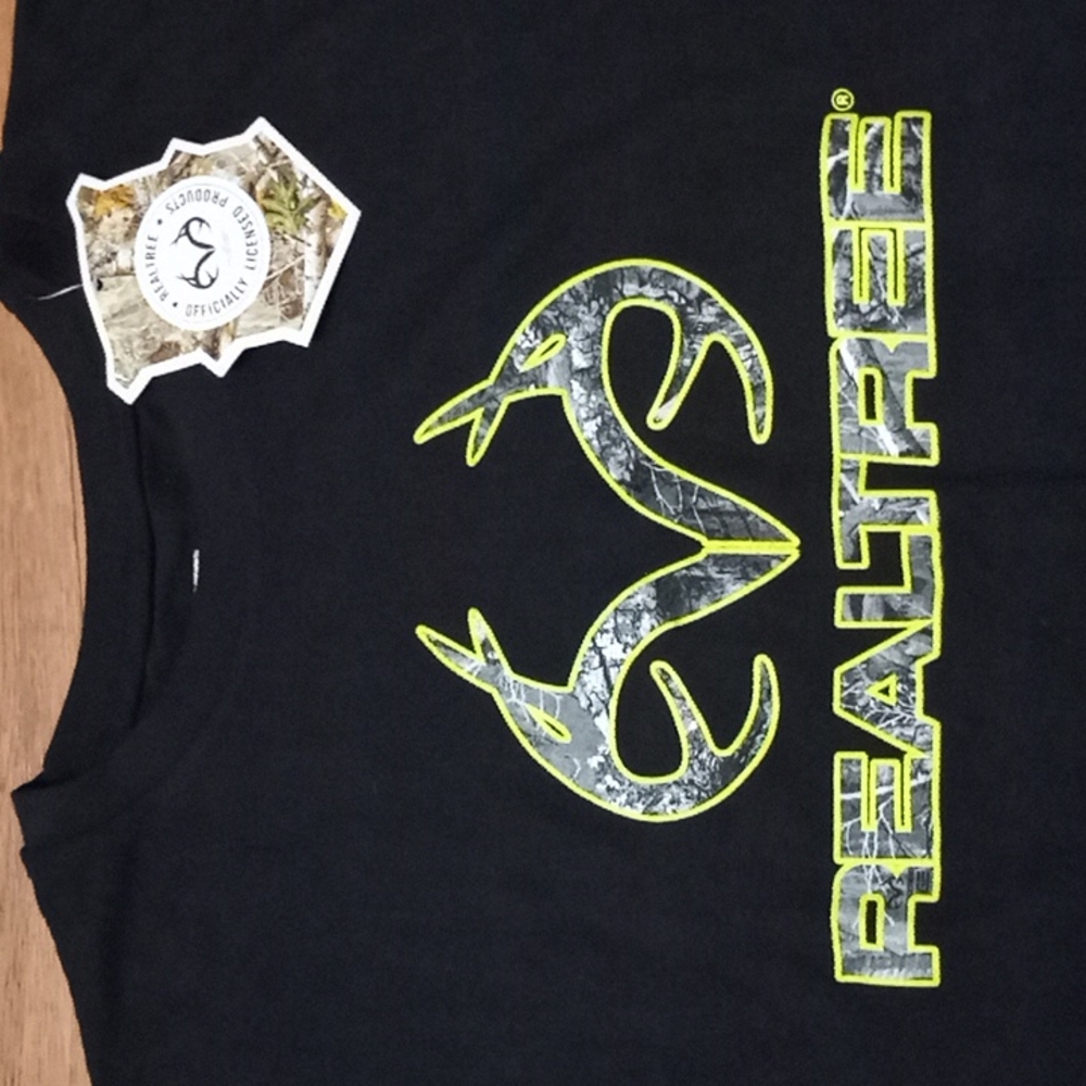 NWT "Realtree" black/yellow short sleeve t-shirt
